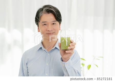 關心自己健康喝綠汁的中年人 關心自己健康喝綠汁的中年人 85272181
