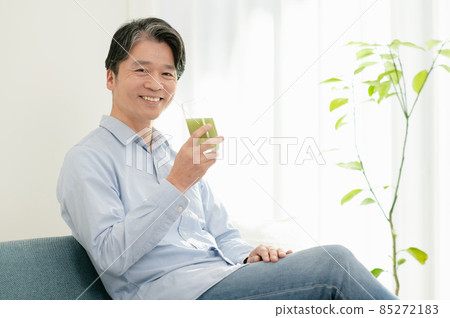 關心自己健康喝綠汁的中年人 關心自己健康喝綠汁的中年人 85272183