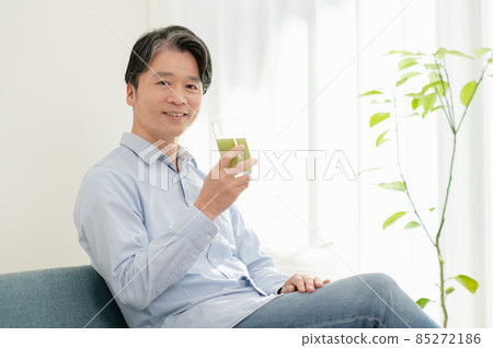 關心自己健康喝綠汁的中年人 關心自己健康喝綠汁的中年人 85272186