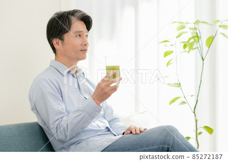 關心自己健康喝綠汁的中年人 關心自己健康喝綠汁的中年人 85272187