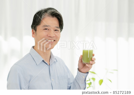 關心自己健康喝綠汁的中年人 關心自己健康喝綠汁的中年人 85272189