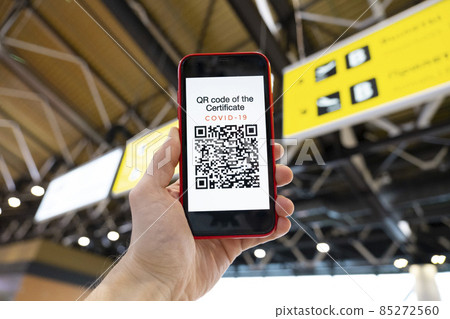 Hand showing face non-active QR code in the airport on the screen of smartphone 85272560
