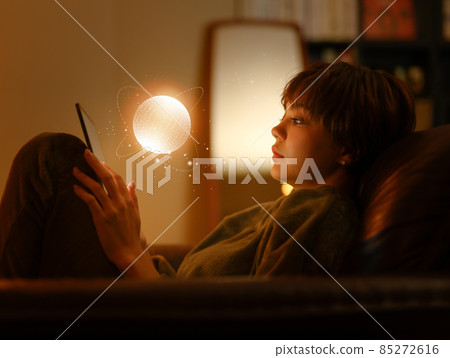 一個操作平板電腦的女人 一個操作平板電腦的女人 85272616