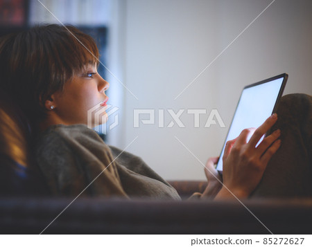 A woman who operates a tablet 85272627