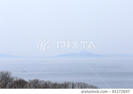 北海道室蘭、北海道駒岳從築久岬望去 85272697