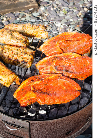 在房子的花園裡的家庭燒烤豬肉用醬汁和排骨炒 在房子的花園裡的家庭燒烤豬肉用醬汁和排骨炒 85274235