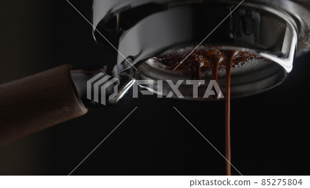 pull espresso shot with bottomless portafilter on a professional coffee machine pull espresso shot with bottomless portafilter on a professional coffee machine 85275804