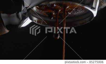 pull espresso shot with bottomless portafilter on a professional coffee machine pull espresso shot with bottomless portafilter on a professional coffee machine 85275806