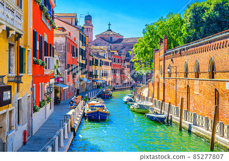 Venice cityscape with narrow water canal 85277807