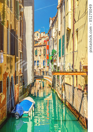 Venice cityscape with narrow water canal 85278049