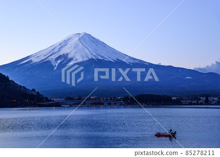 Early morning red Fuji close-up (Lake Kawaguchi) 85278211