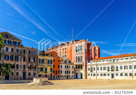 Palace buildings and stone well on Campo San Polo square in Venice 85278304