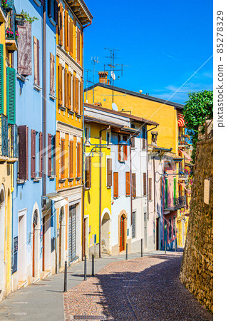 Typical narrow street in old historical centre of Desenzano del Garda town 85278329