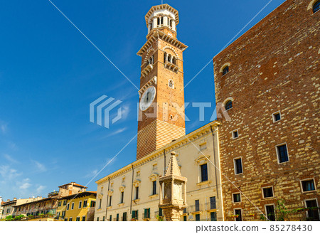 Torre dei Lamberti clock tower of Palazzo della Ragione palace building in Piazza Delle Erbe Torre dei Lamberti clock tower of Palazzo della Ragione palace building in Piazza Delle Erbe 85278430