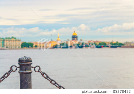 Fencing chain post with blurred background of Neva river, cityscape of Saint Petersburg 85278452