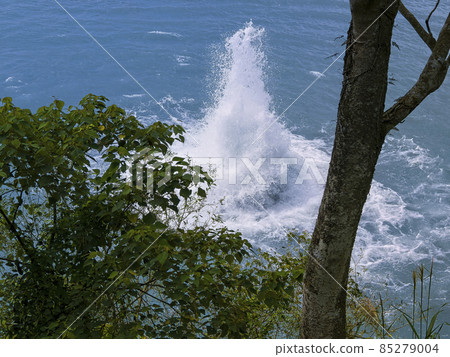 The water that blows up from the lake The water that blows up from the lake 85279004