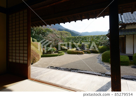 岡山縣高橋市備中高橋，從松陰遠眺小堀遠州的庭園 85279554