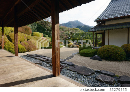 Bitchū-Takahashi, Takahashi City, Okayama Prefecture, overlooking the garden made by Kobori Enshu from the Shoin 85279555