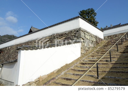 Bitchū-Takahashi, a white wall on the approach to Ryokuji Temple, Takahashi City, Okayama Prefecture 85279579