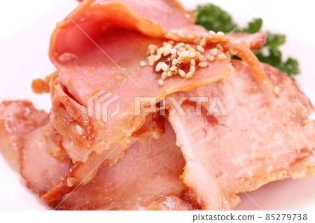 烤豬肉切掉小盤子旋鈕明亮的背景特寫 85279738