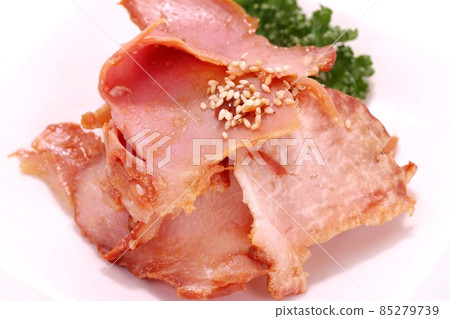 烤豬肉切掉小盤子旋鈕明亮的背景特寫 85279739