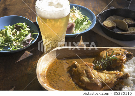 Chicken curry and draft beer on the table Chicken curry and draft beer on the table 85280110