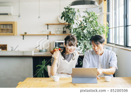 男人和女人看平板電腦(驚訝) 男人和女人看平板電腦(驚訝) 85280506