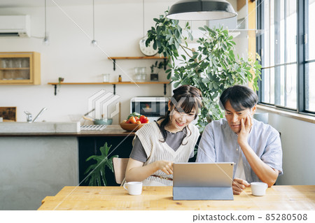女孩看平板電腦 女孩看平板電腦 85280508