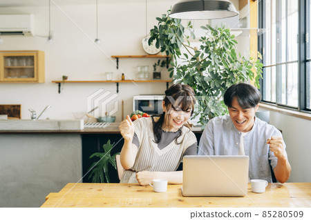 男人和女人看著筆記本電腦（支持） 85280509