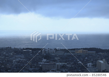 Cityscape of a port town where it rains in the morning 85280546