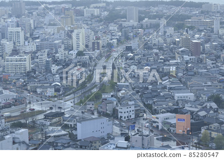 Cityscape of a port town where it rains in the morning 85280547
