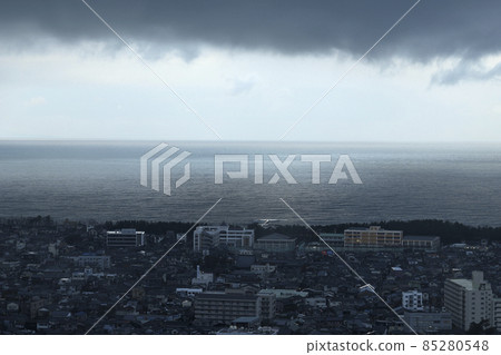 Cityscape of a port town where it rains in the morning 85280548