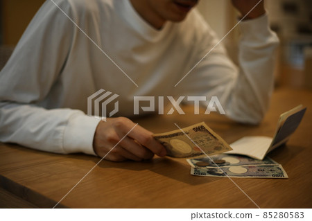 看存摺的男人憂心忡忡 85280583