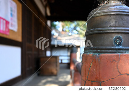 神社禮拜堂和供品箱 85280602