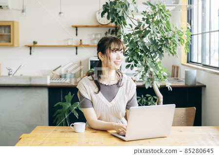 在廚房前使用電腦的女人（笑） 85280645
