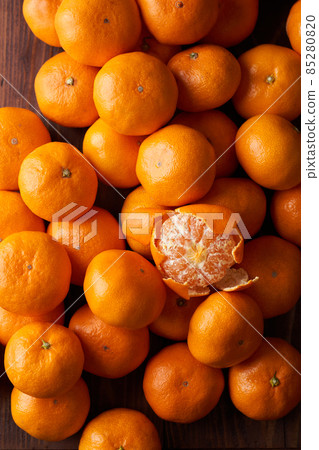 Lots of oranges 85280820
