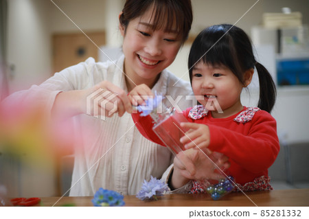 Parents and children who make herbarium by hand 85281332