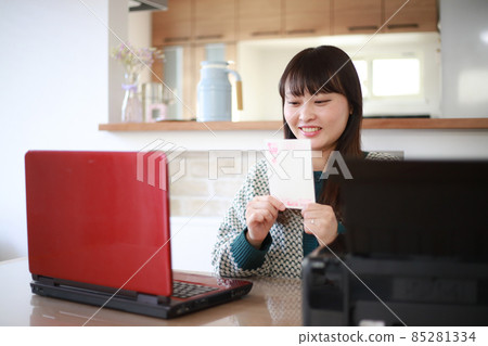 Female printing a New Year's card 85281334