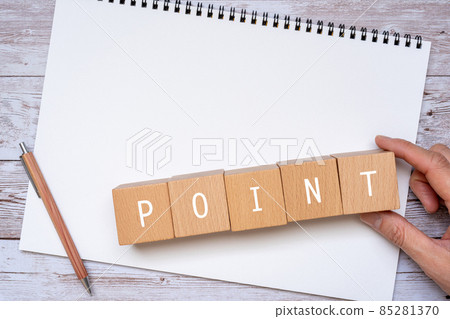 積木、筆記本、鋼筆、寫有“POINT”的人手 85281370