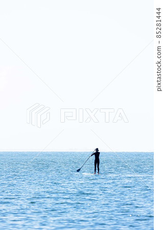 衝浪者在清爽的微風中繞水奔跑 衝浪者在清爽的微風中繞水奔跑 85281444