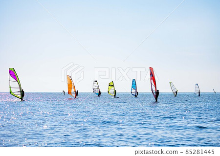 衝浪者在清爽的微風中繞水奔跑 衝浪者在清爽的微風中繞水奔跑 85281445