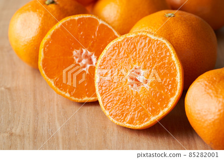 Mandarin oranges cut in half 85282001