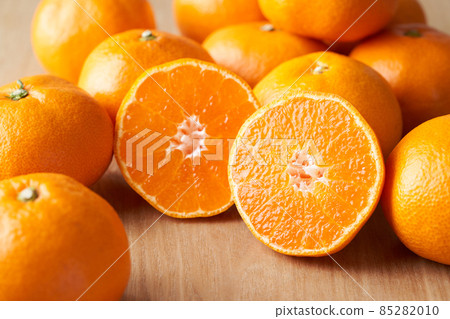 Mandarin oranges cut in half 85282010