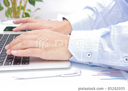 操作個人電腦的人 操作個人電腦的人 85282035