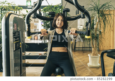 A woman who trains in a sports gym (pectoral muscles) A woman who trains in a sports gym (pectoral muscles) 85282299