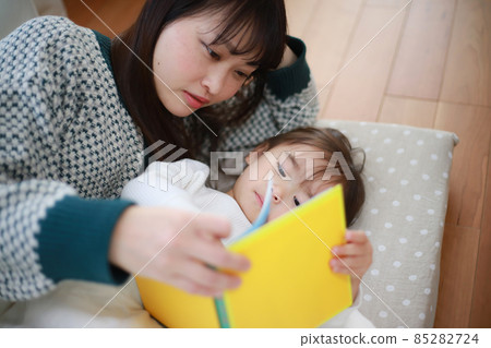 Parents and children reading picture books 85282724