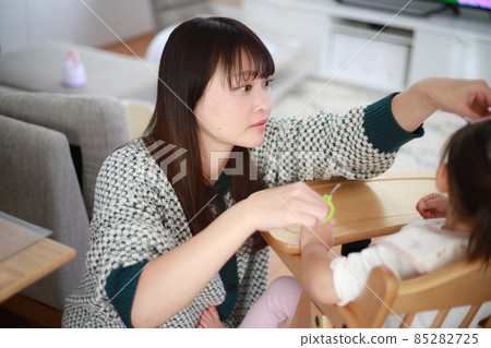 Mother cutting the hair of a child 85282725