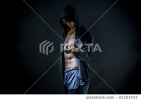 Men who train their muscles (dumbbells) Men who train their muscles (dumbbells) 85283503