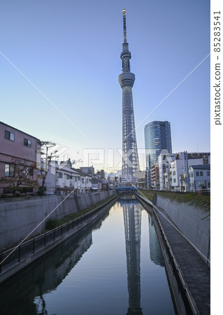 東京的地標,日本第一的天空樹倒映在河面上 東京的地標,日本第一的天空樹倒映在河面上 85283541