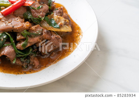 Stir-Fried Black Pepper with Duck 85283934